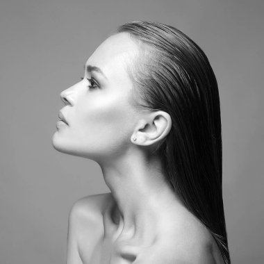 Islak saçlı güzel bir kız. Genç bayan Güzel Siyah beyaz portre