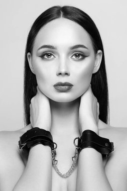 Kelepçeli güzel esmer kız. Renkli ışıklar içinde güzel genç bir kadın.