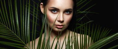 Avuç içlerindeki güzel kız. Makyajlı güzel bir kadın. Güzellik Portresi. Ormandaki vahşi kadın.