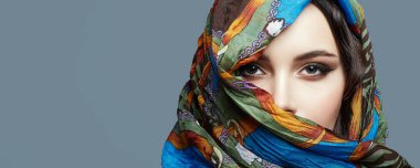 Renkli peçeli güzel bir kadın. Renkli tesettürlü güzel kız. Moda İslami ya da Hint tarzı kadın. etnik insanlar