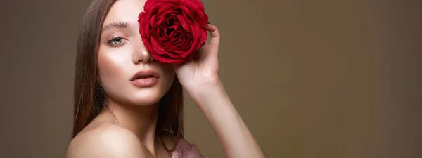 Piękna Młoda Kobieta Kwiatem Piękna Dziewczyna Makijażem Rose Piękno Portret — Zdjęcie stockowe