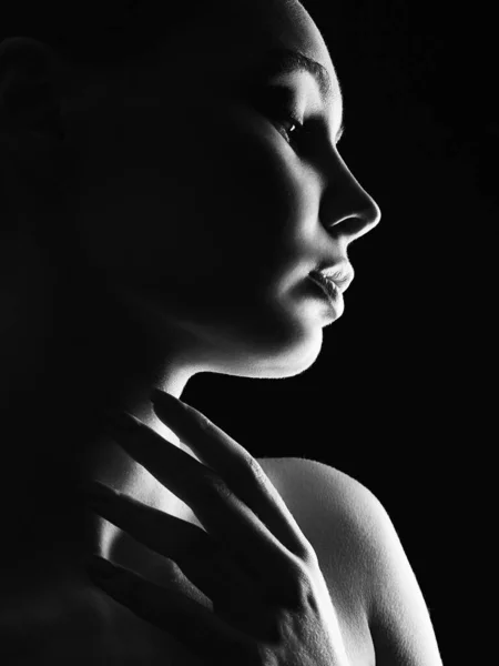 Piękna Kobieca Sylwetka Ciemności Ładna Dziewczyna Czarno Biały Portret Sztuki — Zdjęcie stockowe