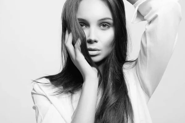 Hermosa Chica Morena Retrato Belleza Blanco Negro Una Mujer Hermosa — Foto de Stock