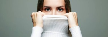 Güzel kadın gözleri. Beyaz yün balıkçı yakalı şık sarışın kız.