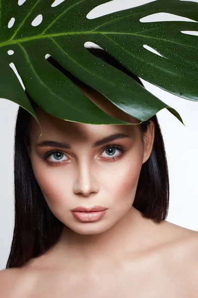 Mooi Meisje Palmbladeren Mooie Jonge Vrouw Met Make Schoonheidsportret Natuurlijke — Stockfoto