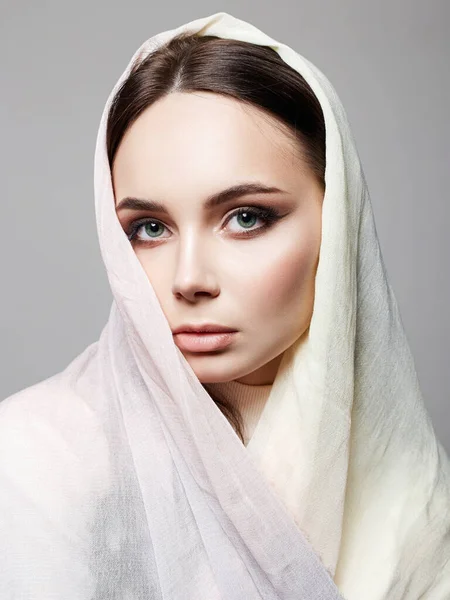 美丽的年轻女子 穿着头巾的美女 时尚东方风格模特 — 图库照片