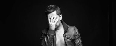 Deri ceketli genç adam. Havalı, seksi, yakışıklı çocuk. Duygusal.