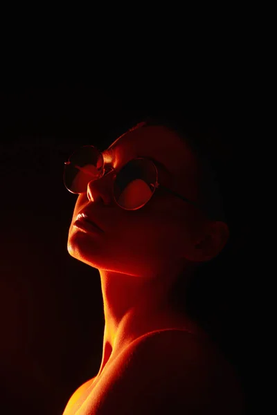 Krásná Mladá Žena Slunečních Brýlích Módní Dáma Červeném Světle — Stock fotografie