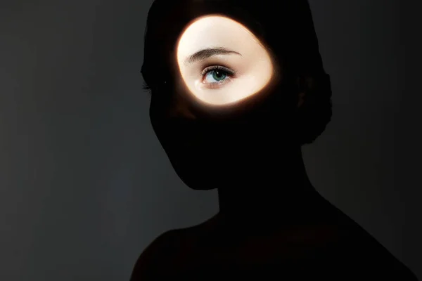 Silhouette Eines Schönen Mädchens Der Dunkelheit Junge Frau Mit Schatten — Stockfoto