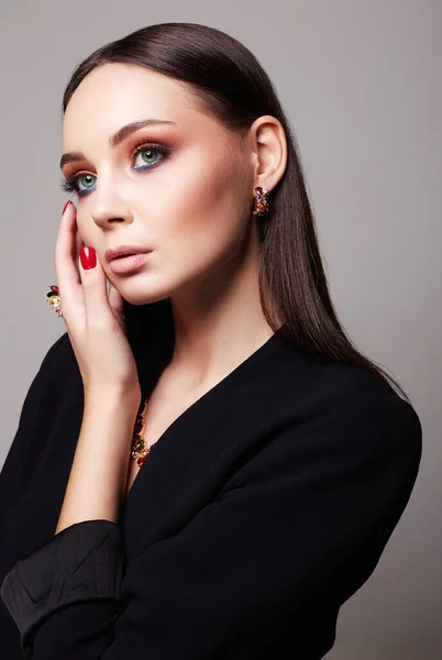 Fashion Portrait Beautiful Sexy Woman Jewelry Gold Jewelry Brunette Girl — Stock Photo, Image