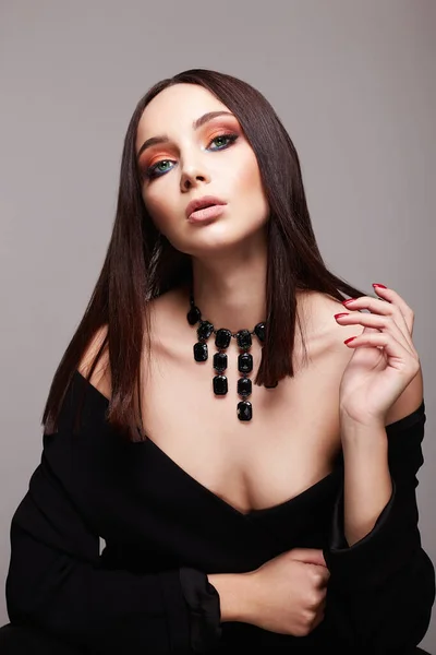 Hermosa Joven Joyería Morena Chica Sexual Con Colorido Maquillaje — Foto de Stock