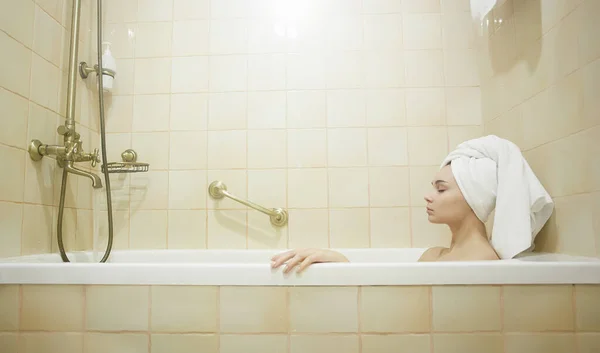 Porträt Einer Jungen Frau Beim Entspannen Der Badewanne Schöne Mädchen — Stockfoto
