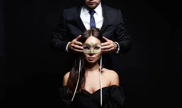 Mooie Vrouw Met Masker Handen Van Een Man Een Pak — Stockfoto