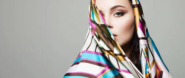Mooie Vrouw Kleur Bloem Sluier Schoonheidsmeisje Kleurrijke Hijab Mode Oosterse — Stockfoto