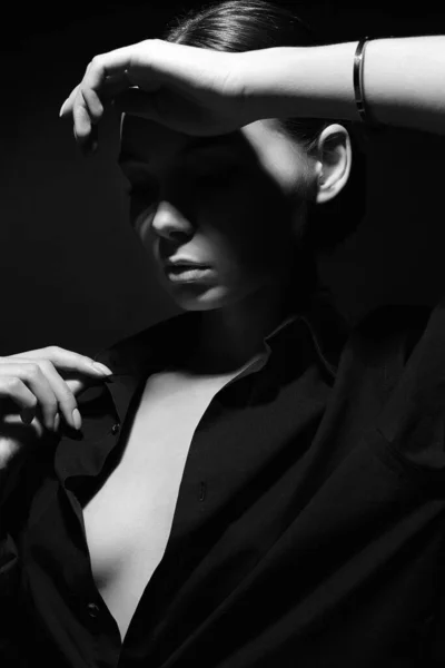 Zwart Wit Portret Van Jonge Mooie Vrouw Onder Schaduw Sexy — Stockfoto