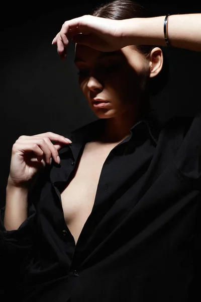 Портрет Молодой Красивой Женщины Сексуальная Девушка Черной Рубашке — стоковое фото