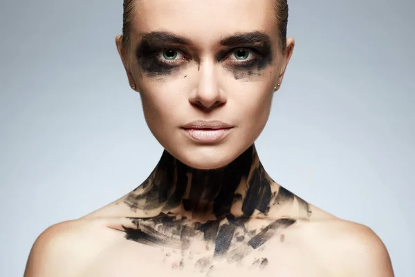 Portret Van Mooie Jonge Vrouw Met Schildersgezicht Verf Een Gezicht — Stockfoto