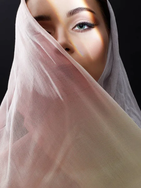 ピンク ヒジャーブの美しい若い女性 太陽の光の中の美人 ファッションオリエンタルスタイルの女性 民族は — ストック写真