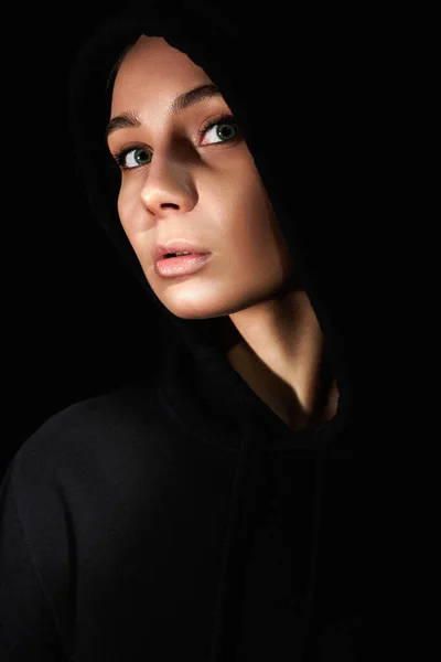 Porträtt Vacker Ung Kvinna Mörker Hipsterflicka Mörk Hoodie — Stockfoto