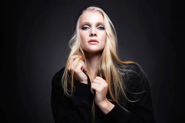 Vacker Blond Kvinna Huva Söt Flicka Med Sotade Ögon Make — Stockfoto