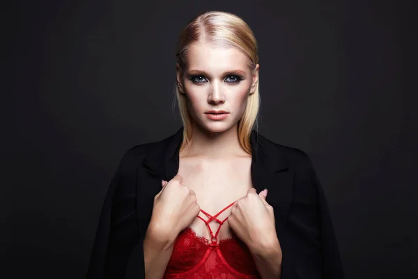 Fashionabla Vackra Flicka Med Blont Hår Bär Röda Underkläder Skönhet — Stockfoto