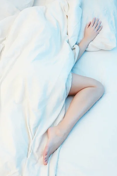 Female Leg Sticking Out Blanket Lifestyle Photo Girl Covers Bed — Stock Photo, Image