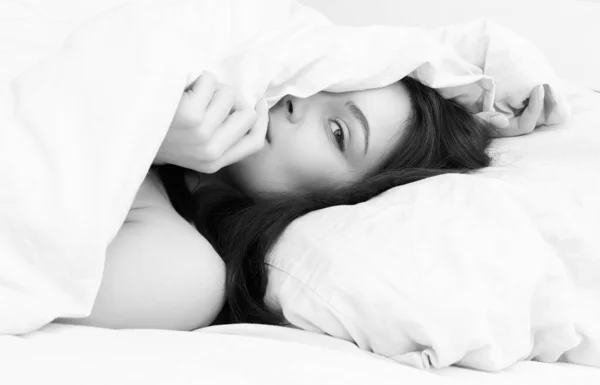 Portret Szczęśliwej Dziewczyny Łóżku Piękna Zmysłowa Kobieta Białym Łóżku Rano — Zdjęcie stockowe