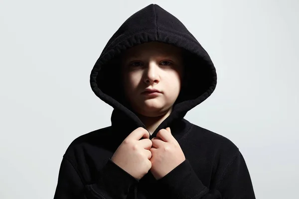 穿着黑色连帽衫的小男孩 青少年男孩的特写 — 图库照片