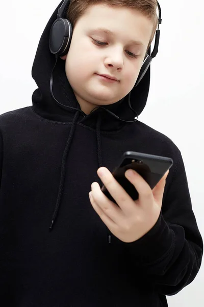 Egy Fekete Kapucnis Kisfiú Fejhallgató Egy Közeli Kép Egy Tinédzser — Stock Fotó