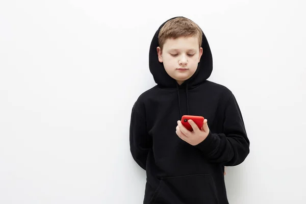 Liten Pojke Svart Huva Med Smartphone Snygg Tonårspojke Barn — Stockfoto