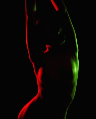 Kadın silueti, renkli ışıklar içinde güzel bir kadın. Sanat tasarımı, parlak vücutlu renkli bir kız.