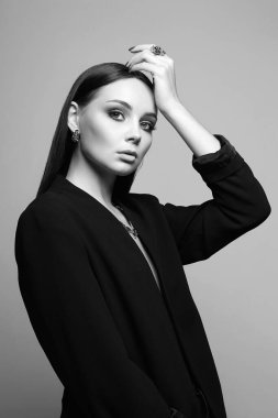 Moda siyah-beyaz, mücevher giymiş güzel seksi bir kadının portresi. Mücevherler esmer kızın üzerinde