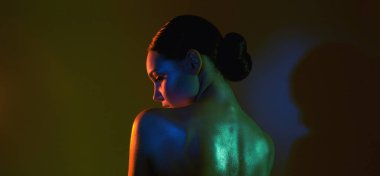 Dişi geri döndü. Renkli parlak ışıklar içinde güzel bir kadın. Kız silueti 