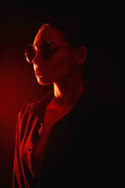 Güneş gözlüklü güzel bir kadın. Kırmızı ışıktaki şık kız.
