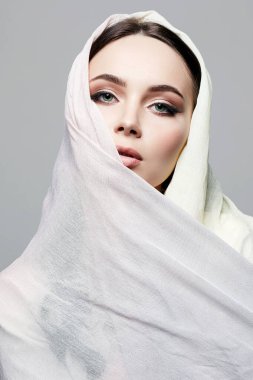Güzel genç bir kadın. Sari 'li güzel kız. moda doğulu model