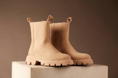 Modaya uygun Chelsea ayakkabıları. moda botları hala hayat dolu