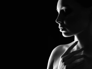 Karanlıkta güzel bir kadın silueti. Güzel kız. Siyah beyaz sanat portresi