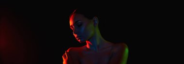 Renkli parlak ışıklar içinde güzel genç bir kadın. Kız silueti 