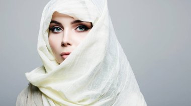 Beyaz tesettürlü güzel bir kadın. Sari 'li güzel kız. moda doğulu model