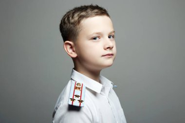 Genç subay. Üniformalı yakışıklı çocuk. Polis çocuğu. Çocuk general olmak istiyor.