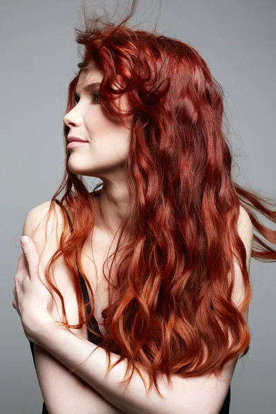 Hermosa Mujer Feliz Con Pelo Largo Rojo Retrato Belleza Cabello —  Fotos de Stock