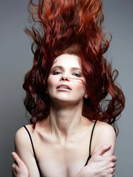 Красива Молода Жінка Літаючим Червоним Волоссям Красивий Портрет Здорового Волосся — стокове фото