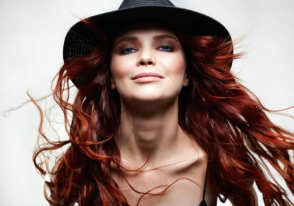 帽子の美しい若い女性 巻き毛の長い赤い髪をしています 健康な髪の女の子の美しさの肖像画 — ストック写真