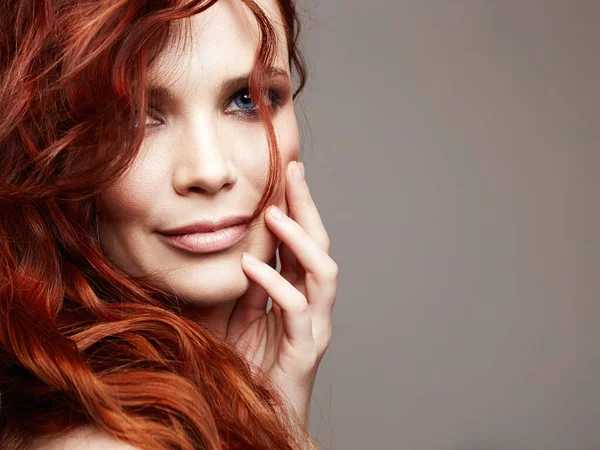 Hermosa Mujer Con Pelo Rojo Rizado Retrato Belleza Cabello Sano — Foto de Stock