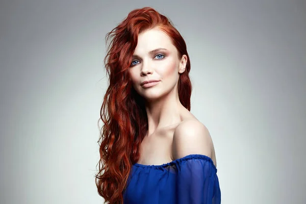 Gyönyörű Vörös Göndör Hajjal Sminkkel Érzéki Romantikus Vörös Hajú Hölgy — Stock Fotó