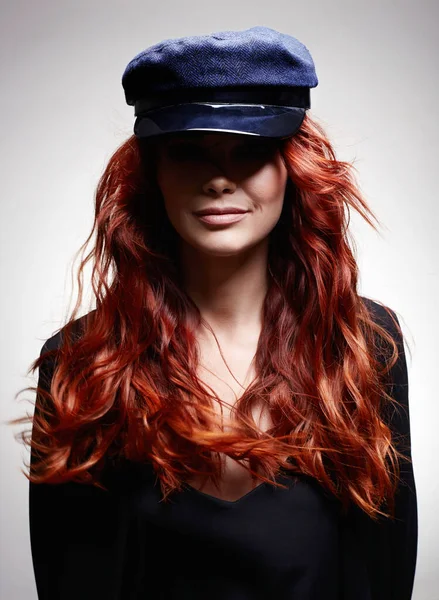 Hermosa Mujer Joven Sombrero Con Pelo Rojo Largo Rizado Retrato —  Fotos de Stock