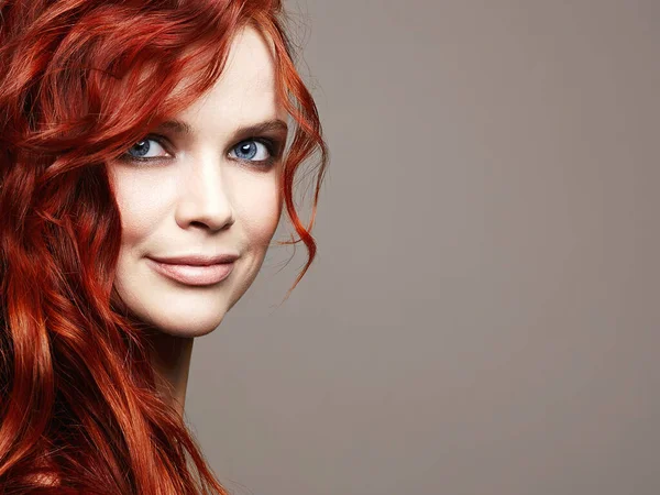 Hermosa Mujer Feliz Con Pelo Rojo Rizado Retrato Belleza Cabello —  Fotos de Stock
