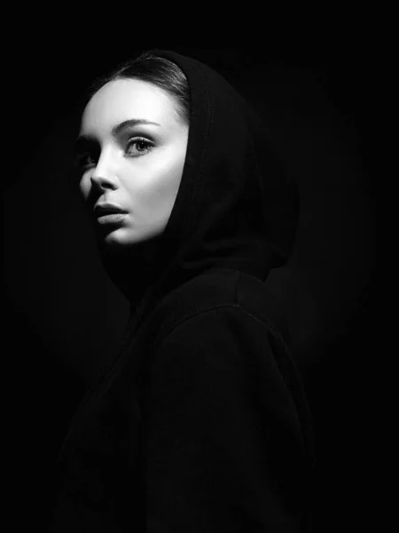 Retrato Blanco Negro Una Hermosa Joven Hood Bonita Chica Sudadera — Foto de Stock