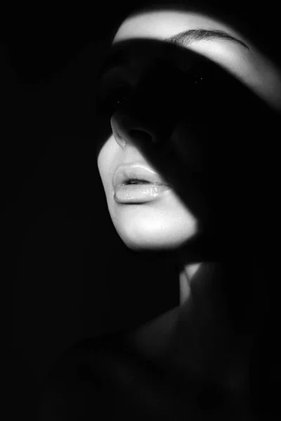 Schwarz Weiß Porträt Eines Schönen Mädchens Dunkeln Junge Frau Mit — Stockfoto