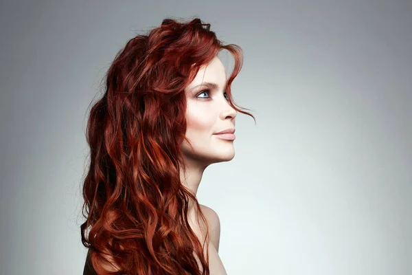 Красивая Счастливая Женщина Вьющимися Рыжими Волосами Портрет Здоровой Девушки Волосами — стоковое фото